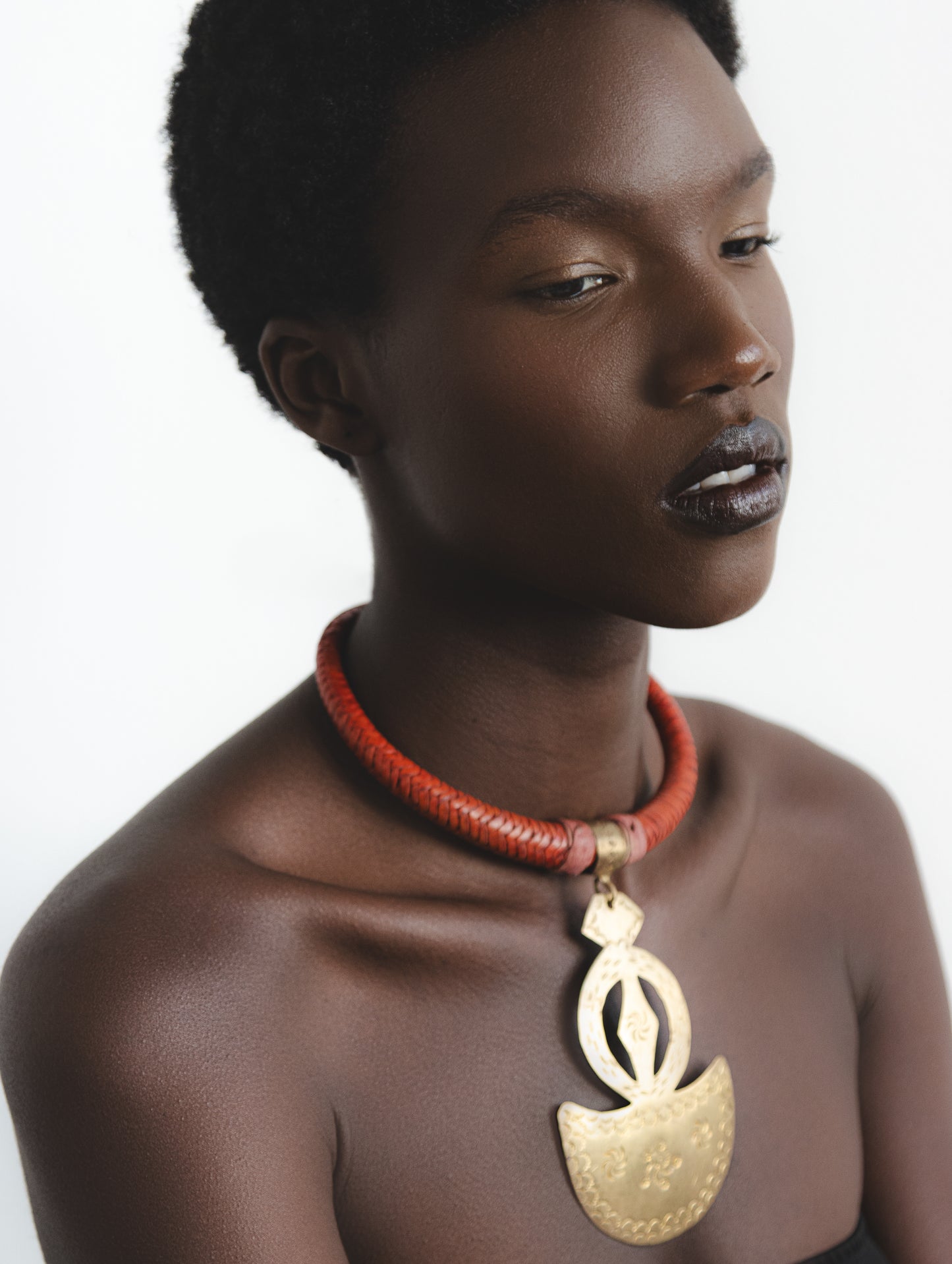 Collier Touareg cuir laiton gravé