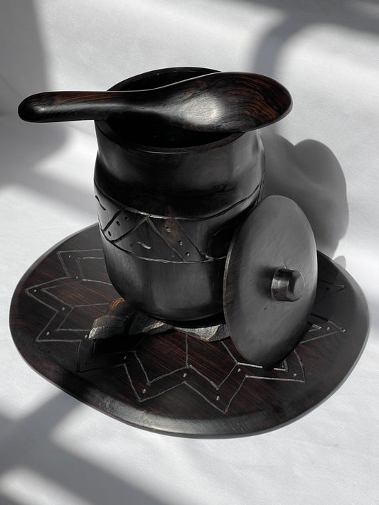 Pot avec couvercle et cuillère